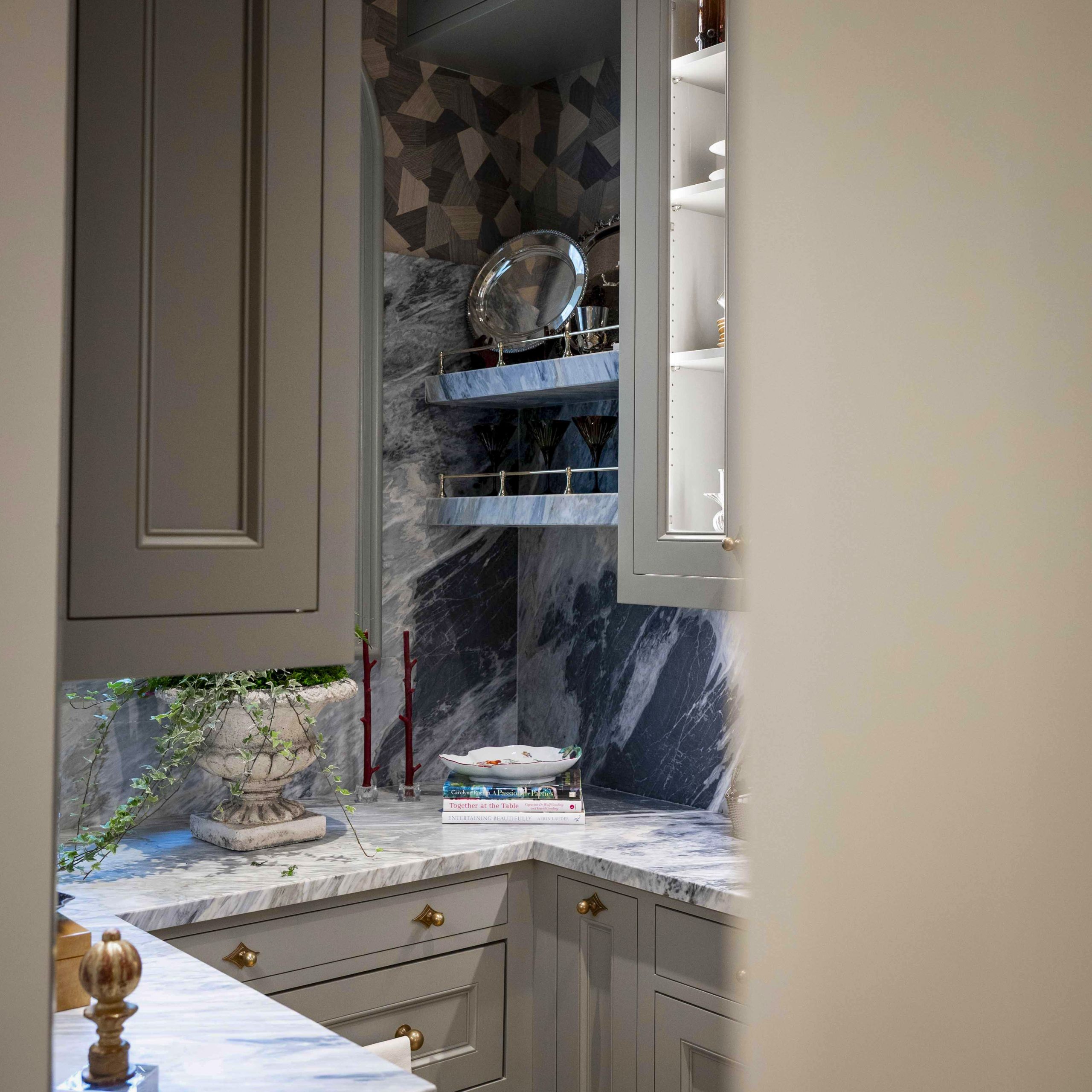 Traditional style Gallery Rails on marble shelves